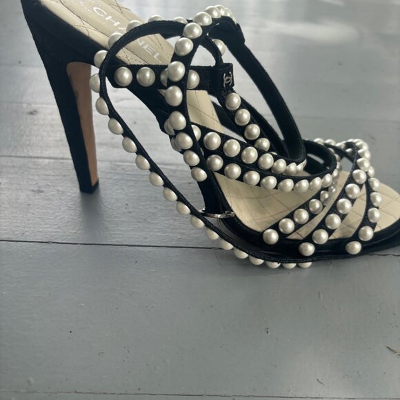 Interlocking Coco Chanel Leather Sandals with Faux Pearls - Picture 4 of 5